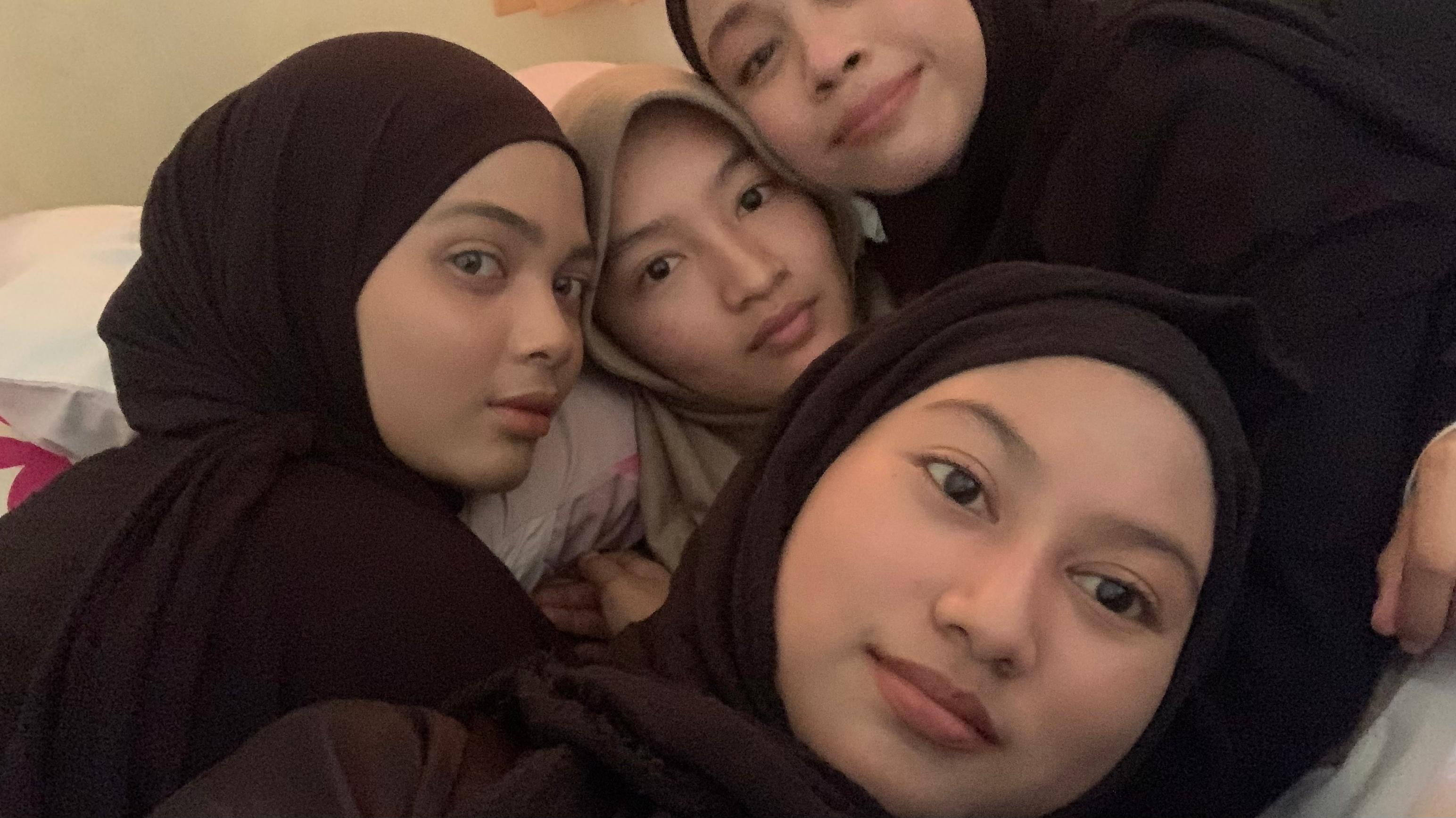 Empat orang berkumpul