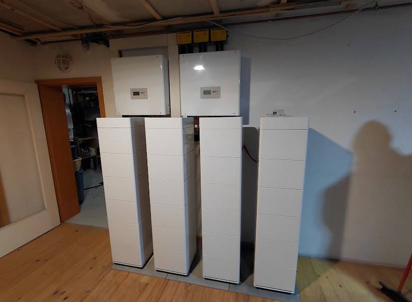 Raum mit weißen Speicherschränken und Displays für Batteriespeicherung