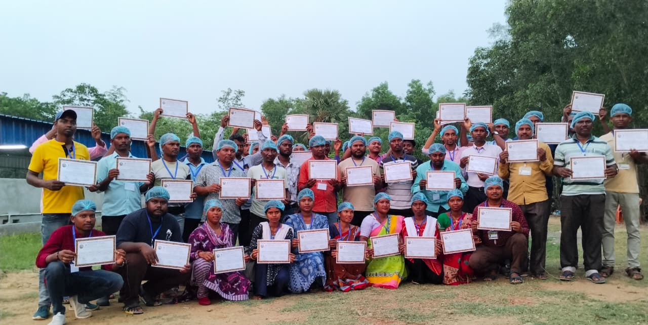 Group of trainee farmers with certificates at B-TECH FARMWALA