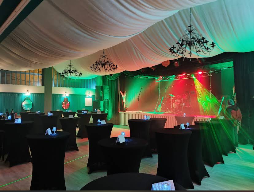 Park Palast Event Saal mit Bühne und Beleuchtung