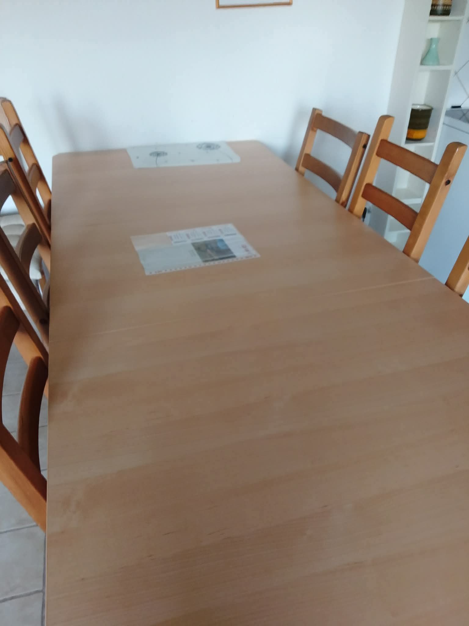 Sauberer Esstisch in hellem Raum