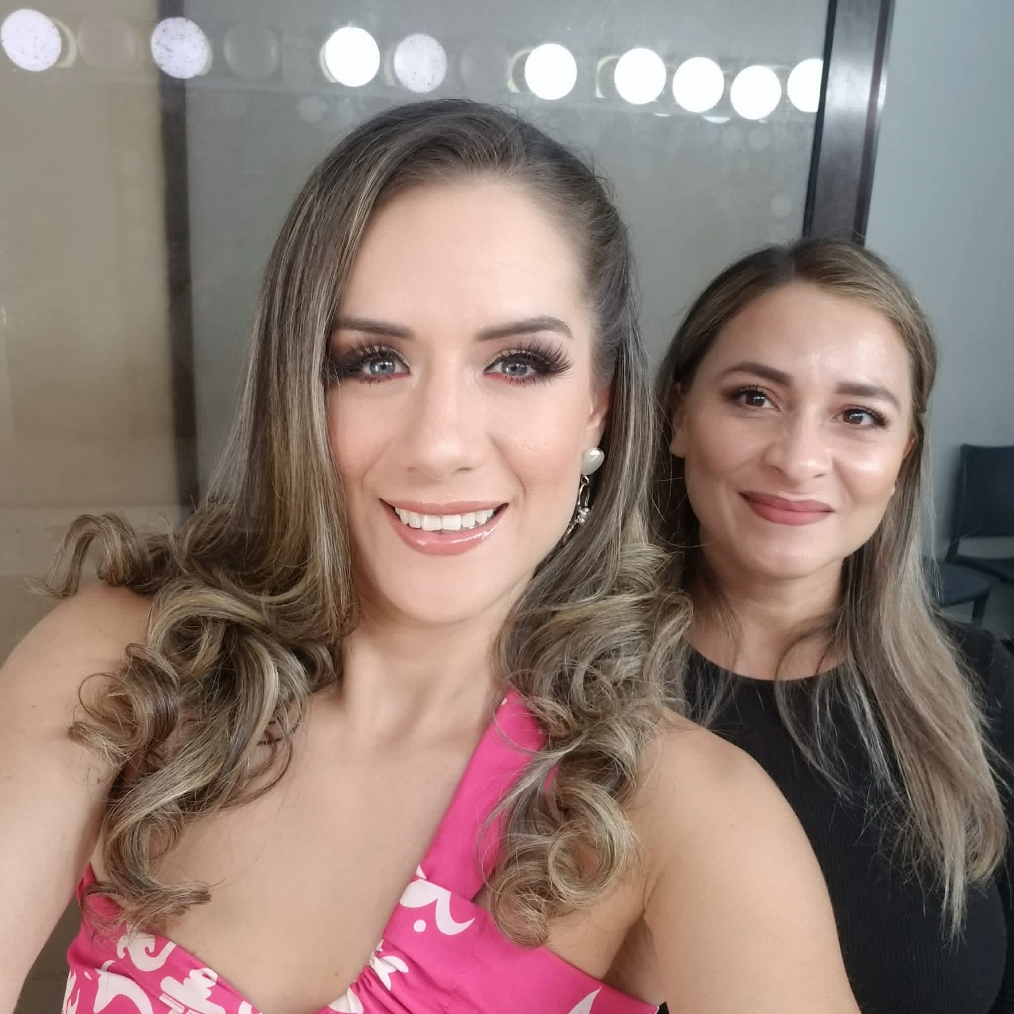 Dúo en salón de belleza