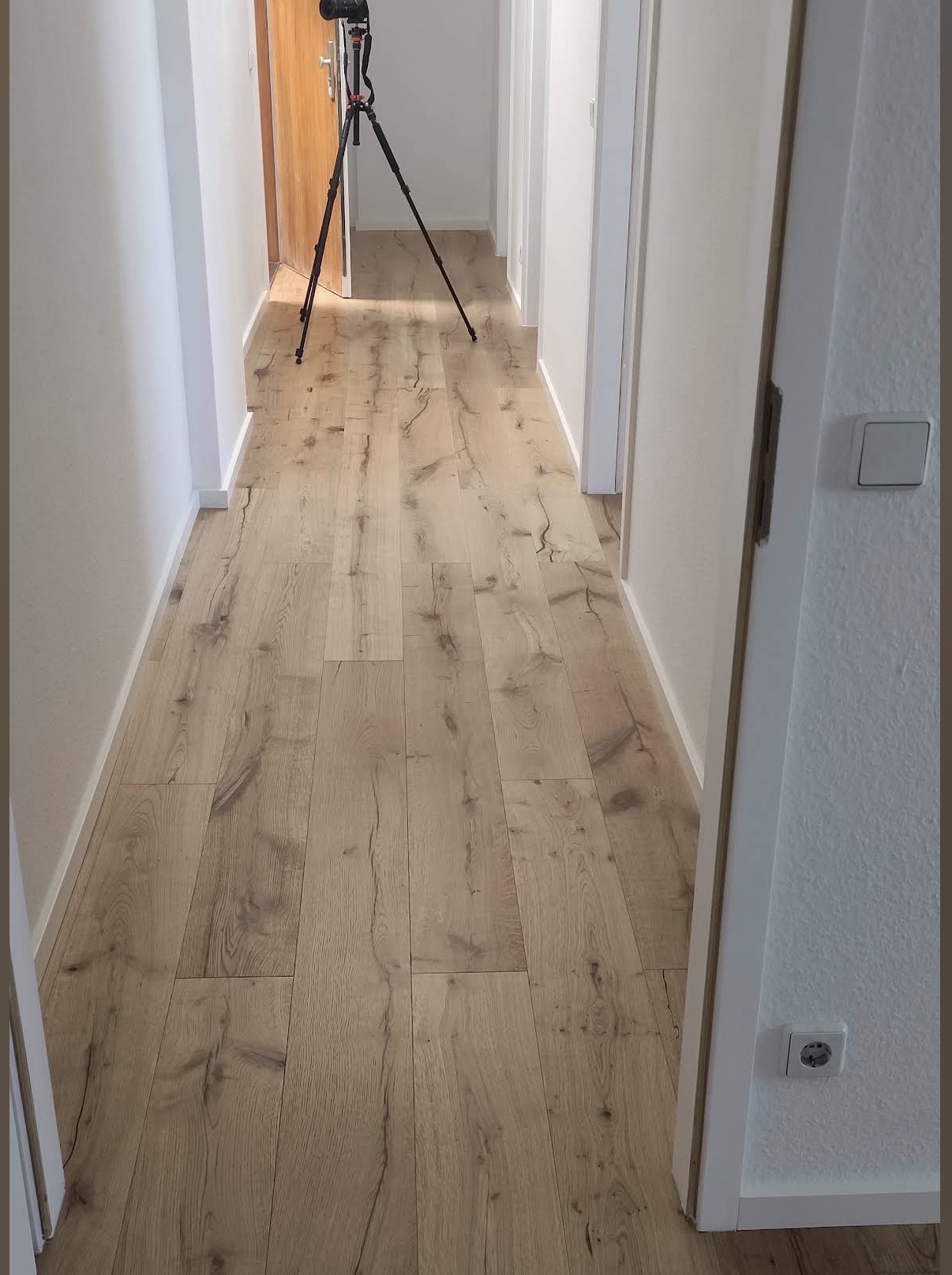 Flur mit neuem Holzfußboden in Dielenoptik