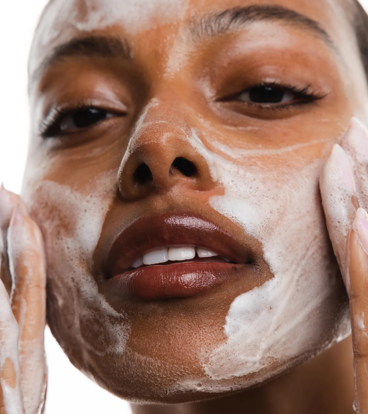 Penggunaan KORRES Foaming Cream Cleanser pada Wajah