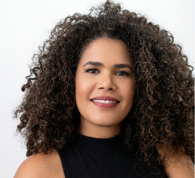 Nara Souza em seu espaço de atendimento