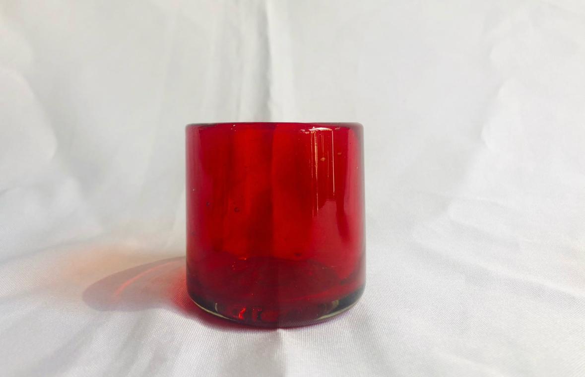 Vaso de vidrio soplado en diseño rojo