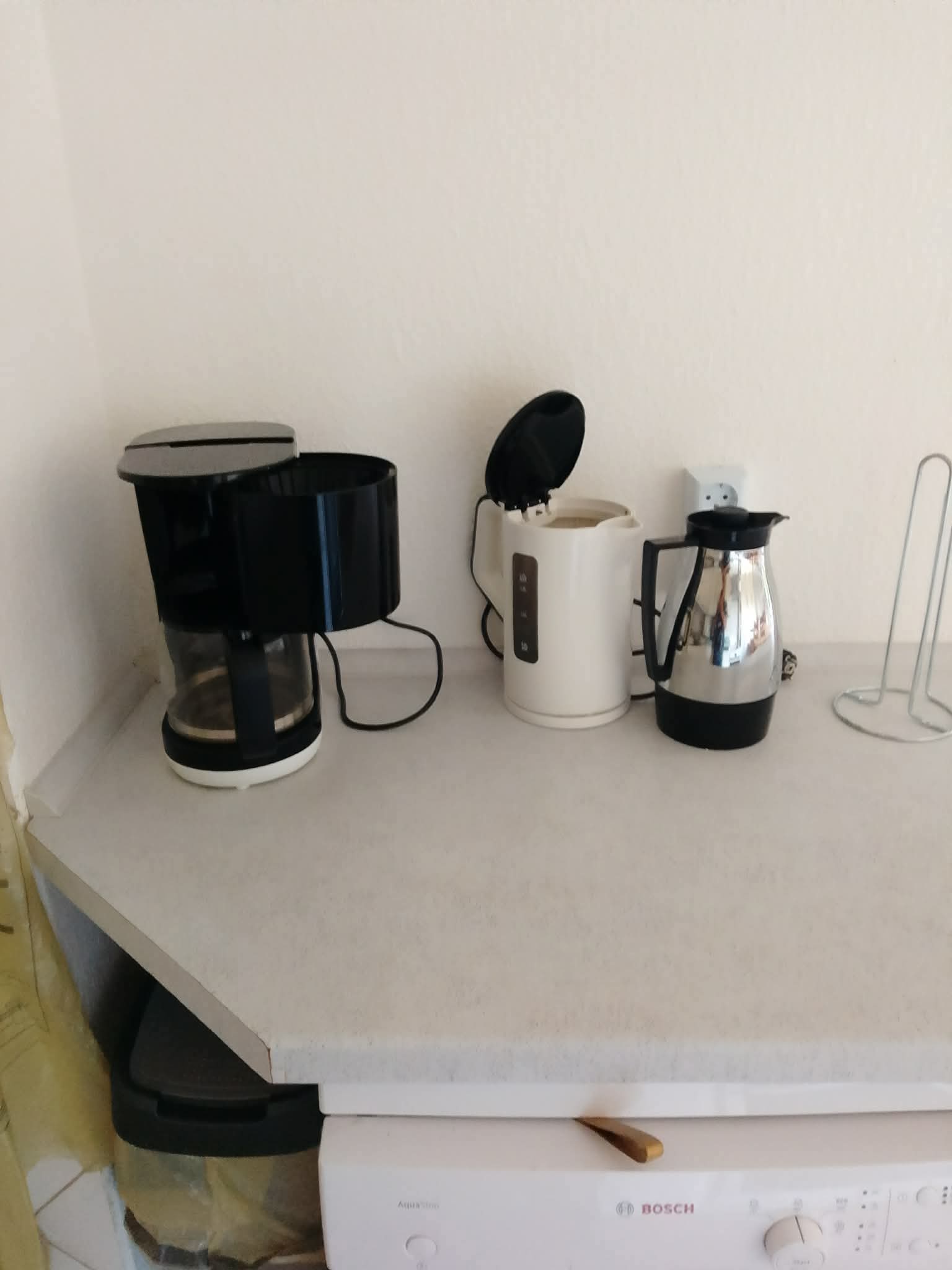 Sauberer Küchenbereich mit Kaffeemaschine