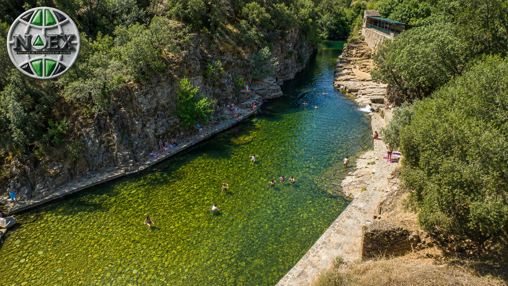 Piscinas Naturales del Valle del Ambroz - Río cristalino rodeado de vegetación y rocas con personas bañándose