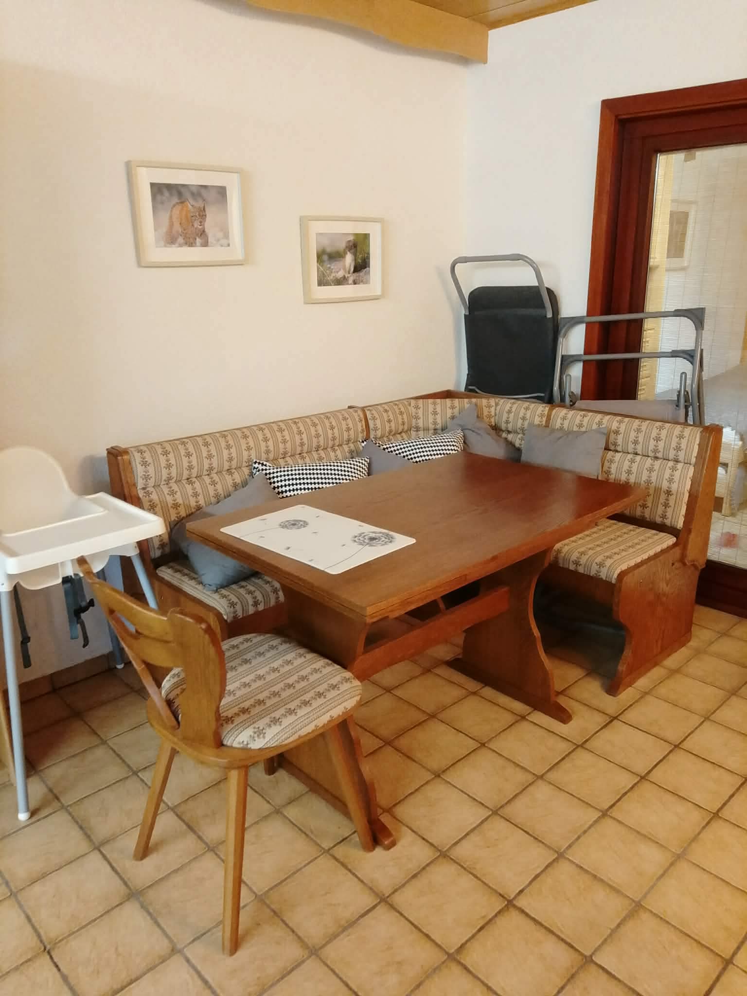 Esszimmer mit Holztisch nach der Reinigung