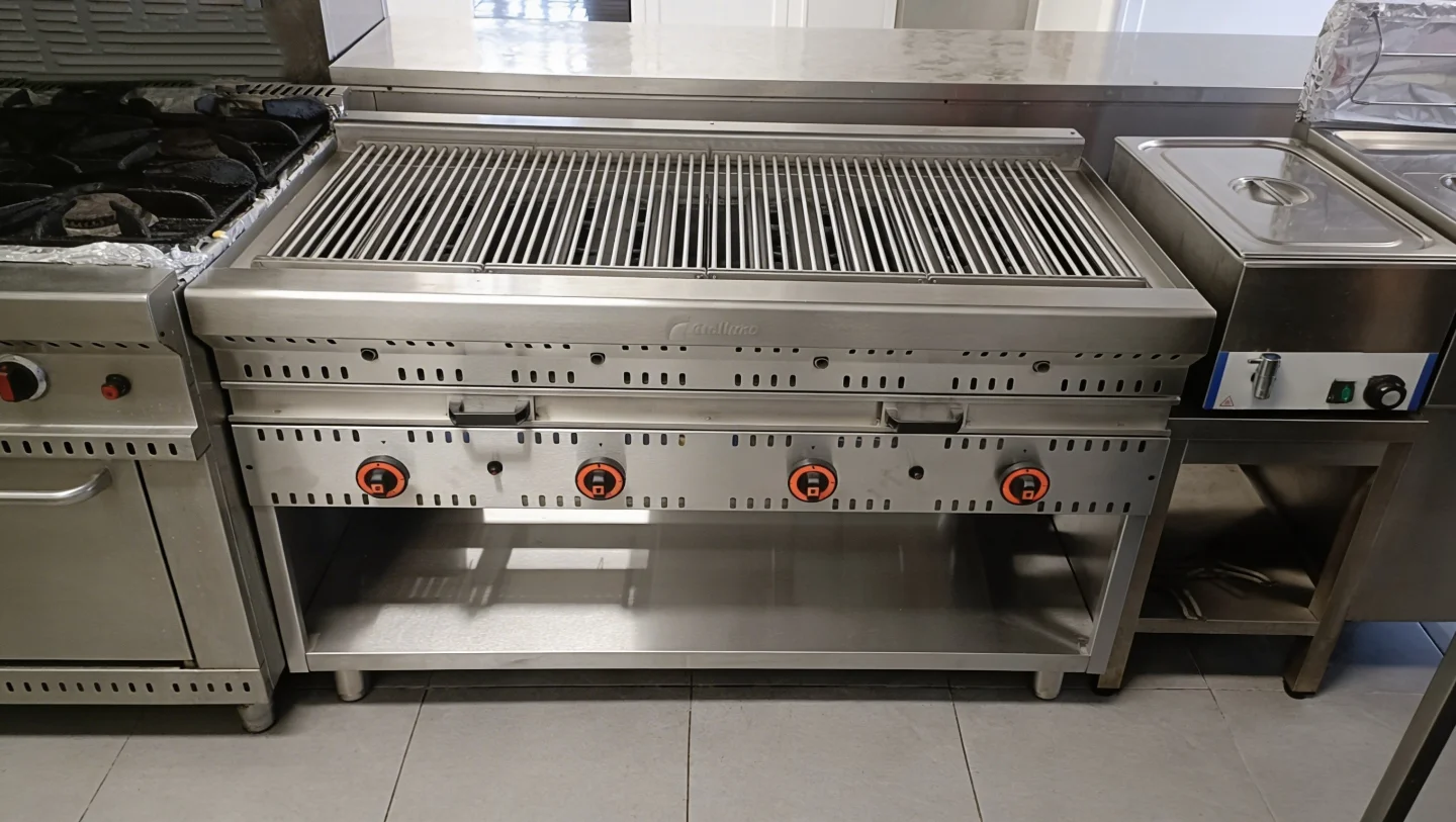 Cozinha profissional com equipamento hoteleiro em aço inoxidável