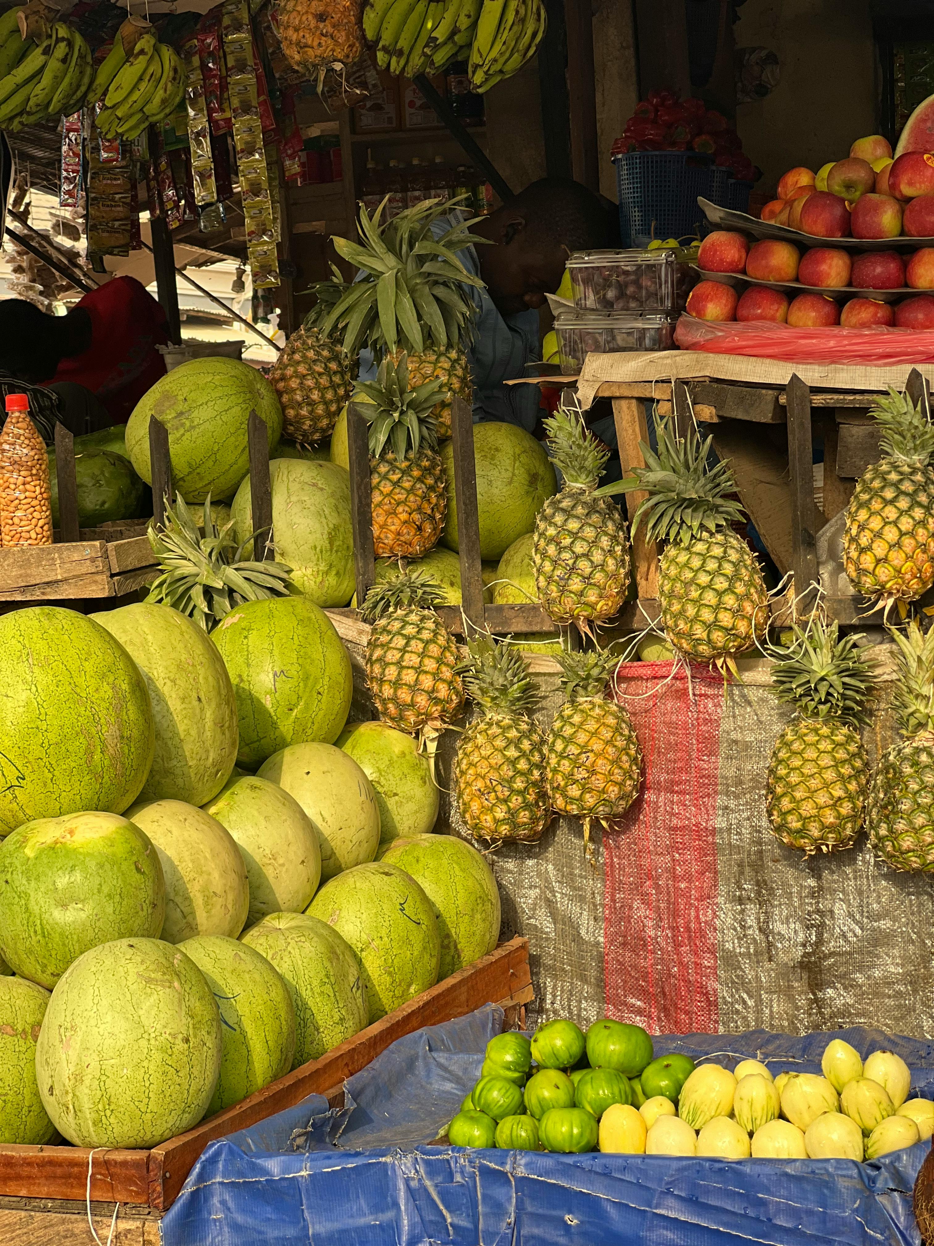 Étalage de fruits tropicaux sur un marché