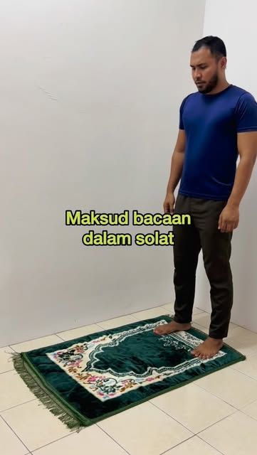 Seseorang berdiri di atas sajadah dengan penuh khusyuk