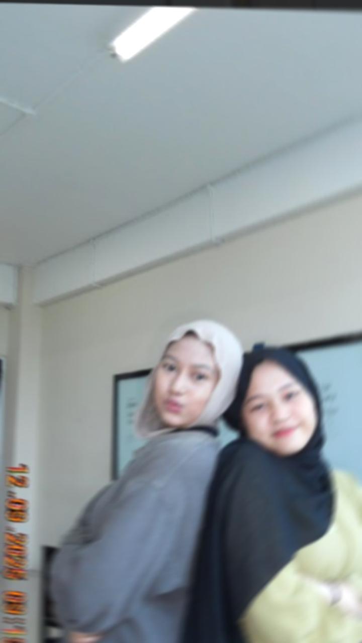 Dua wanita berinteraksi