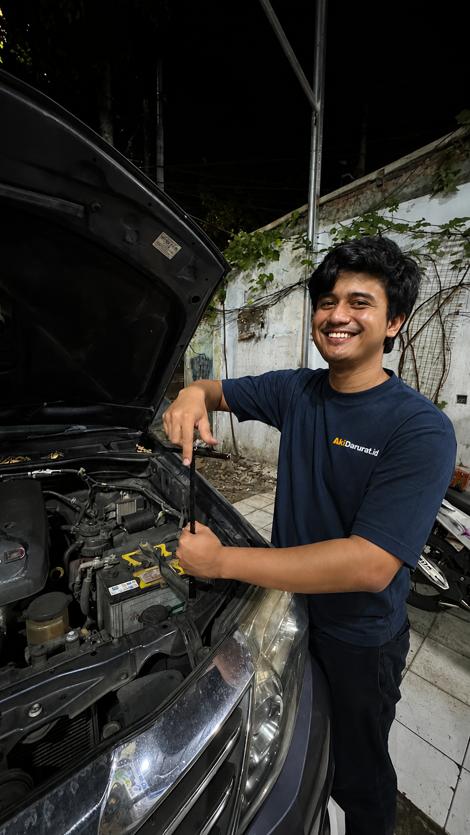 Teknisi AkiDarurat.id Memasang Aki Mobil di Lokasi Pelanggan