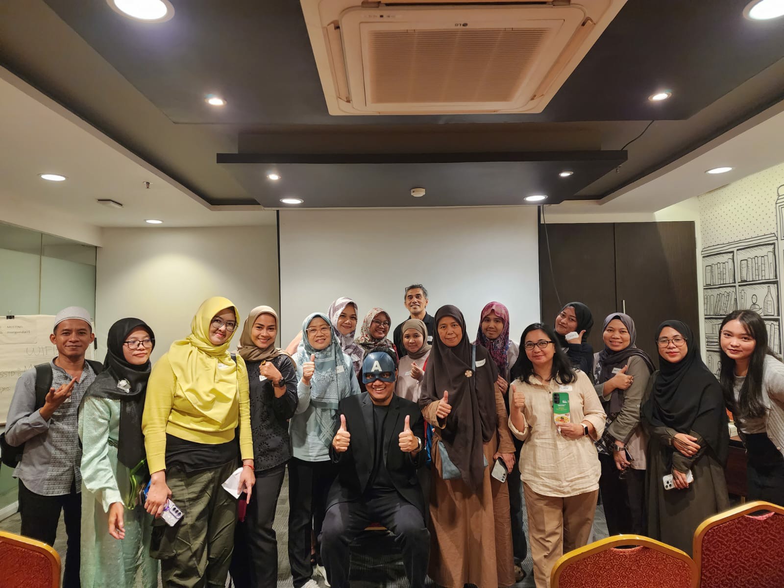 Peserta seminar Sekolah Seller Solo berfoto bersama