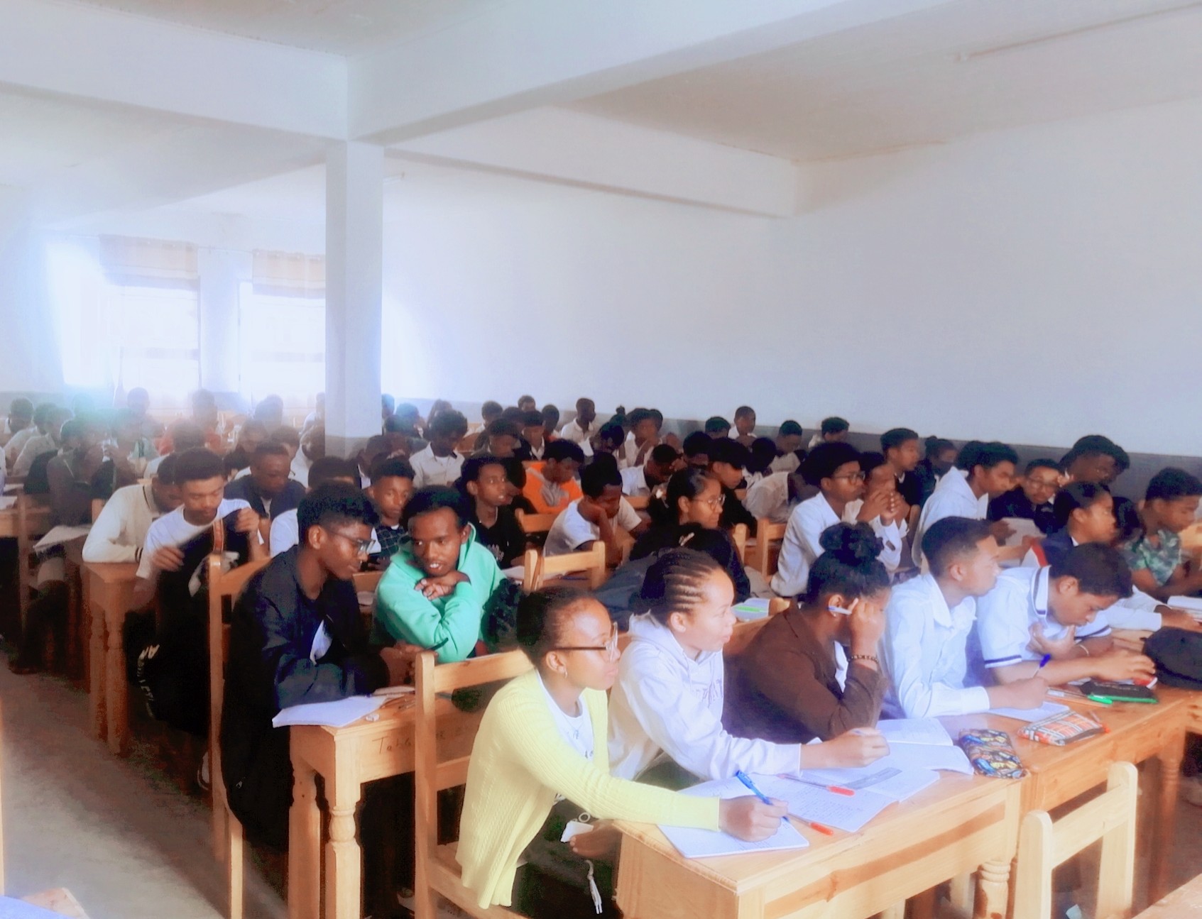 Étudiants en cours dans la salle de classe