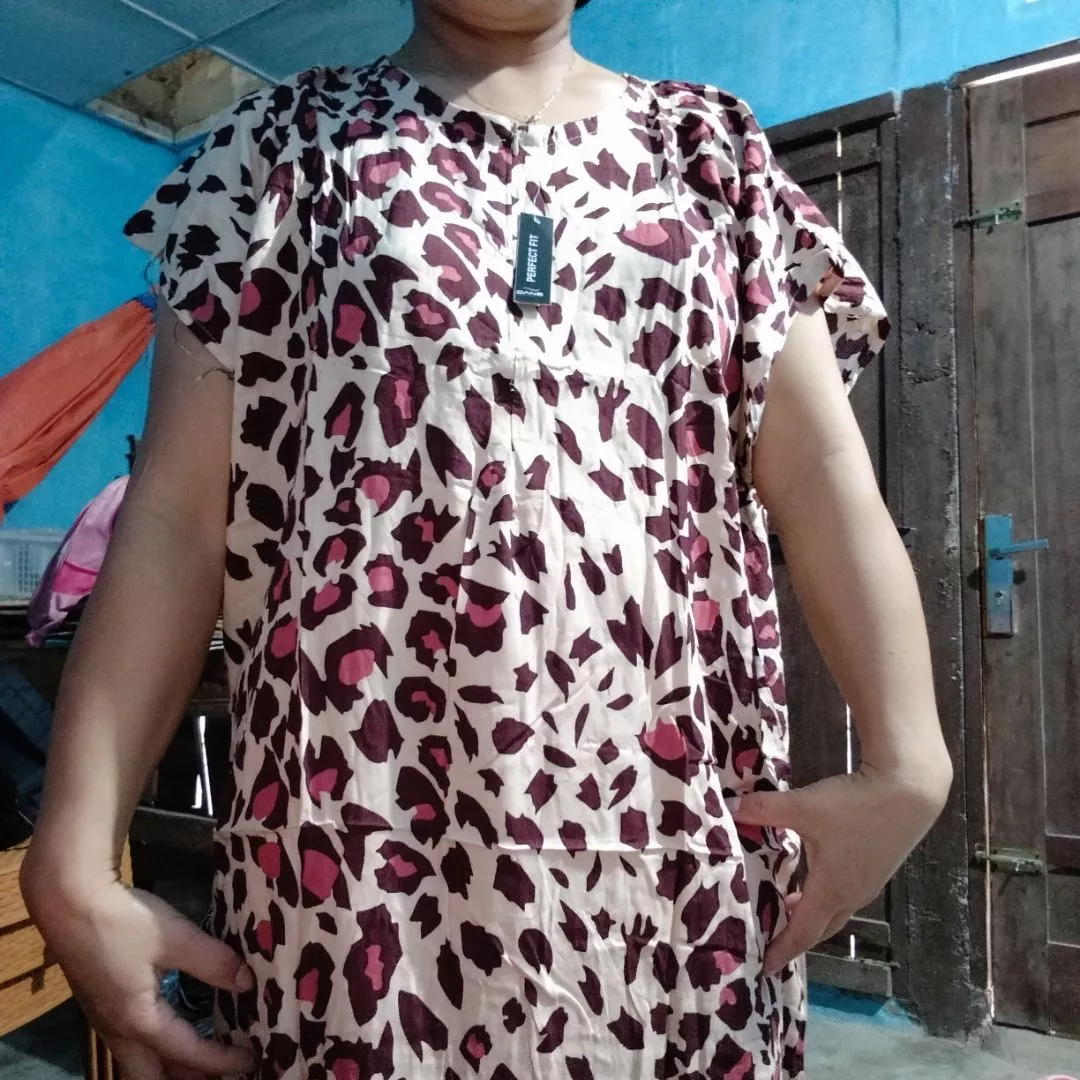 Foto model dengan gaun motif sebelum diproses