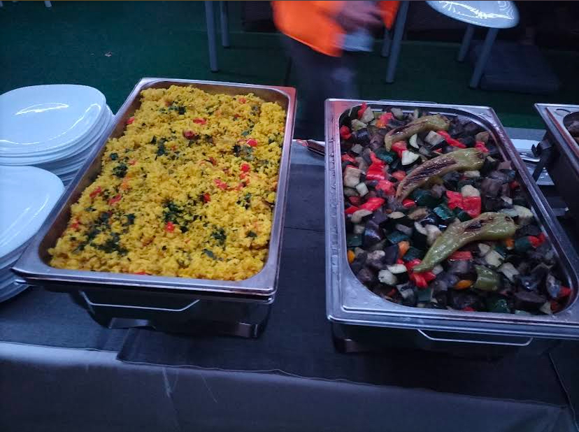 Buffet mit Reis und frischem Gemüse
