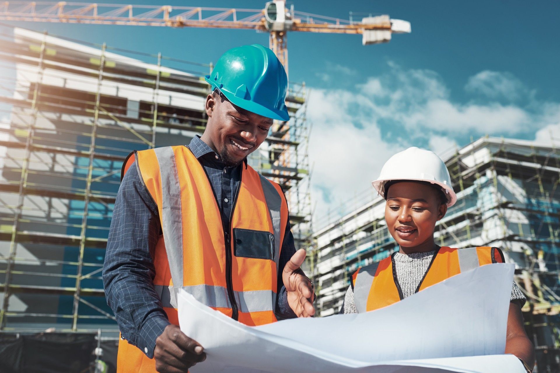 Ingénieurs AGCMCI sur chantier de construction métallique à Abidjan