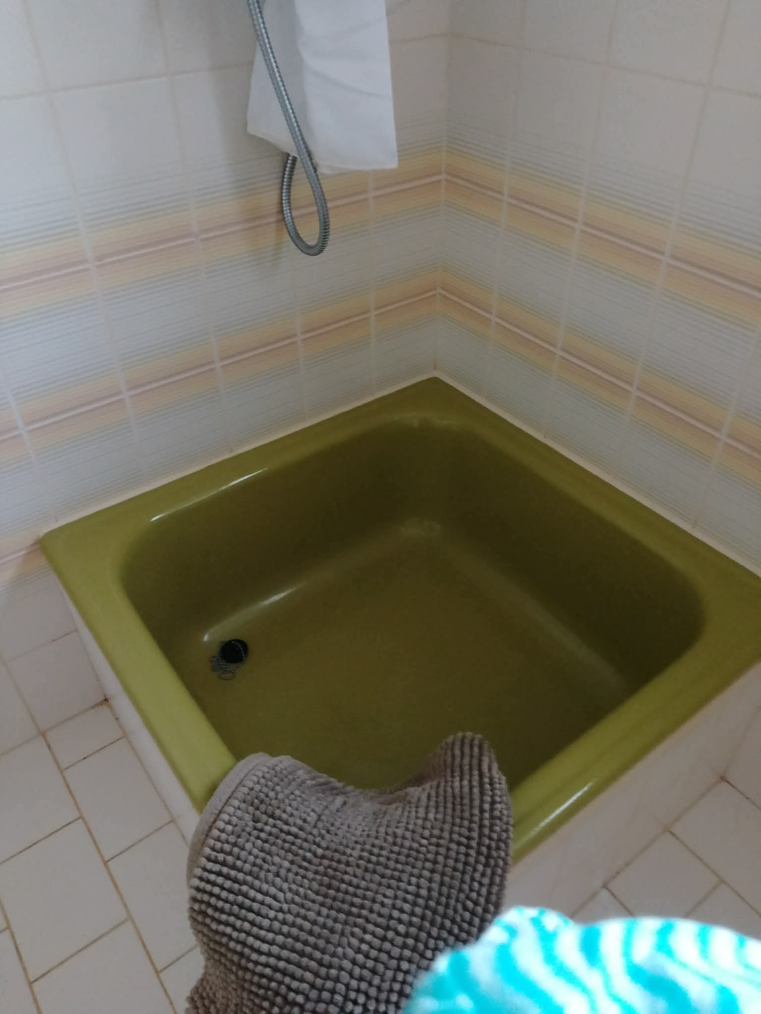 Reinigung einer Badewanne mit Handschuhen