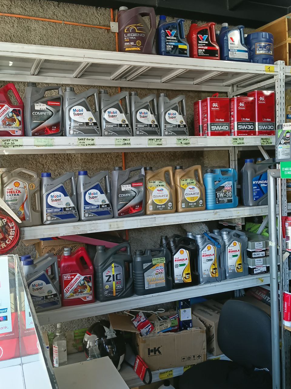 Estantería con aceites y lubricantes automotrices