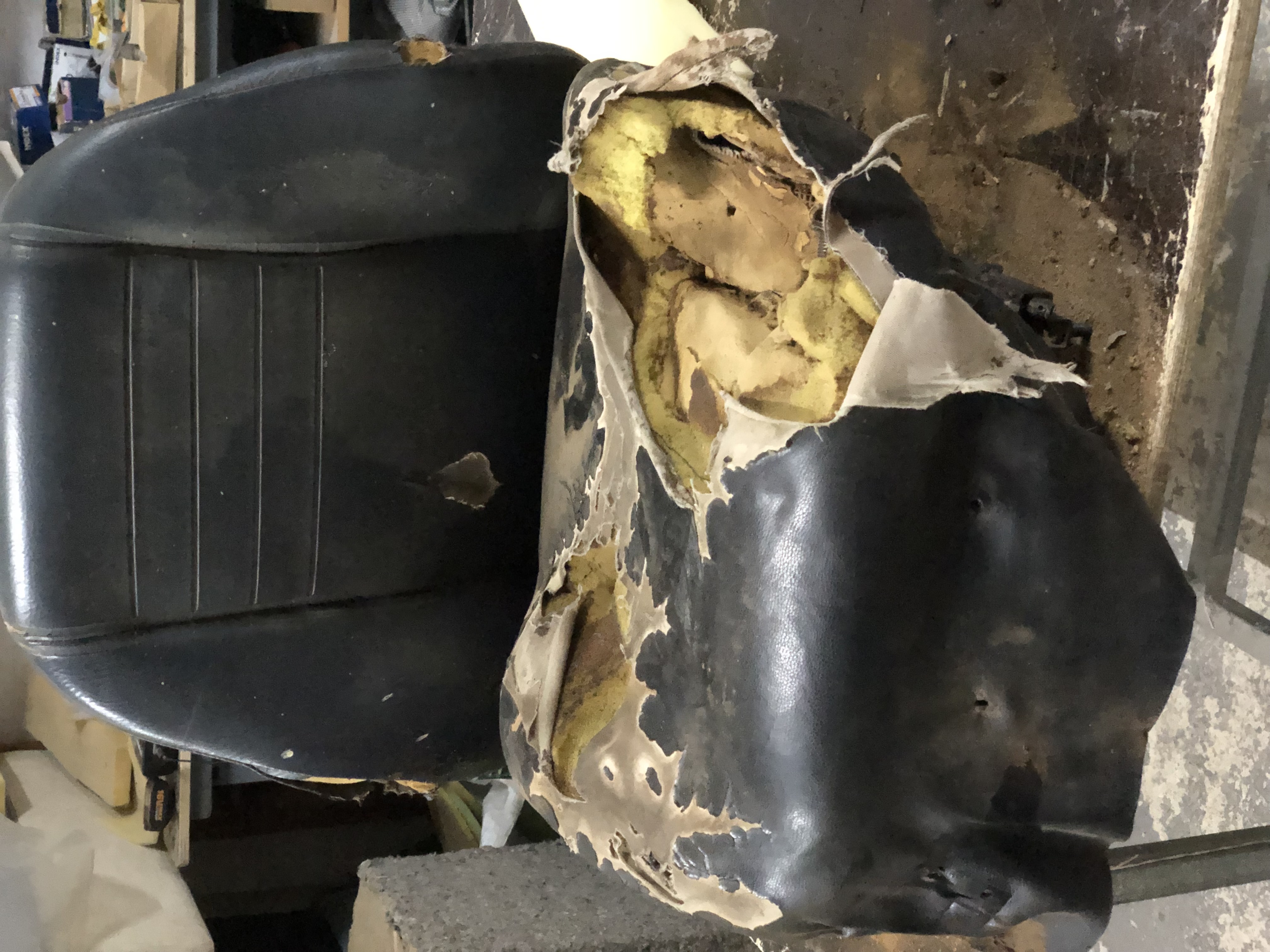 Asientos de cuero dañados antes de su reparación