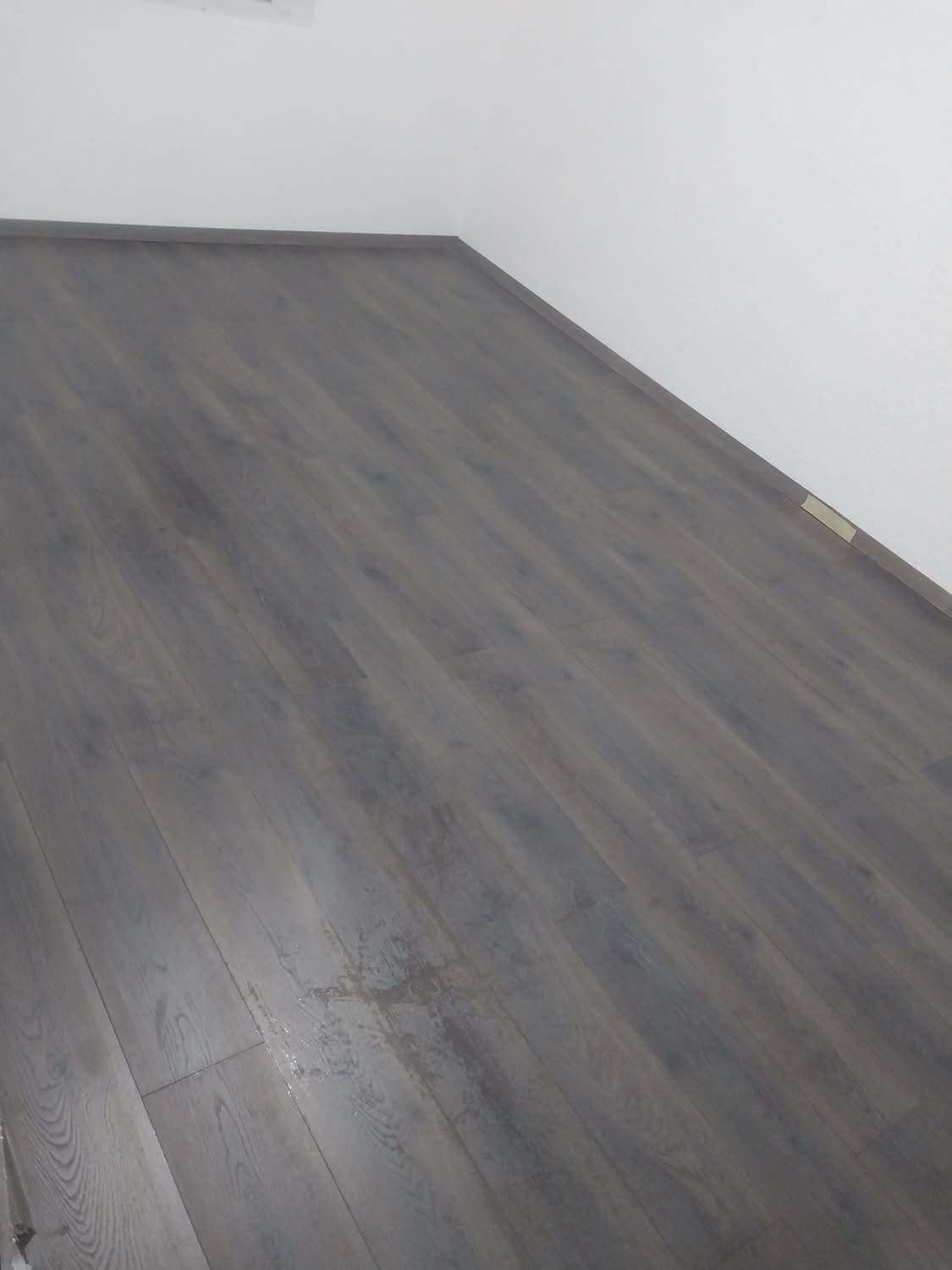 Boden vor der Renovierung – alter Holzboden mit Verschleiß