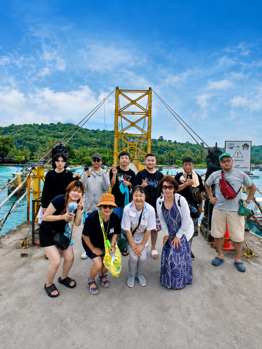 吊り橋でのグループ写真