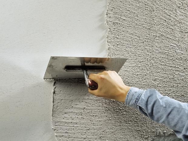 Fertig gestellte Wand — glatte, fertig gespachtelte Oberfläche