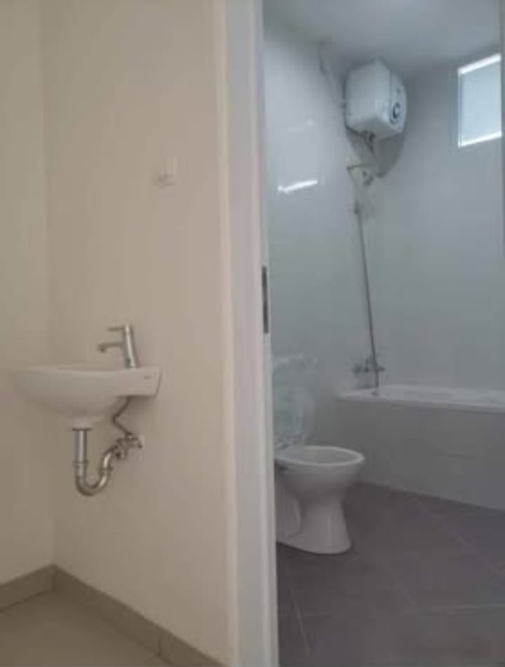 Kamar Mandi Bersih dengan Water Heater