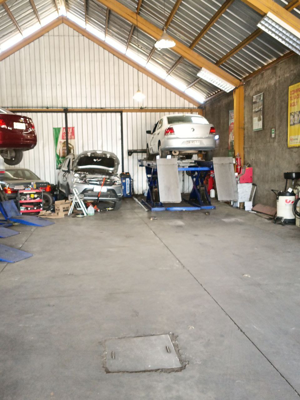 Vista panorámica del taller mecánico con múltiples vehículos