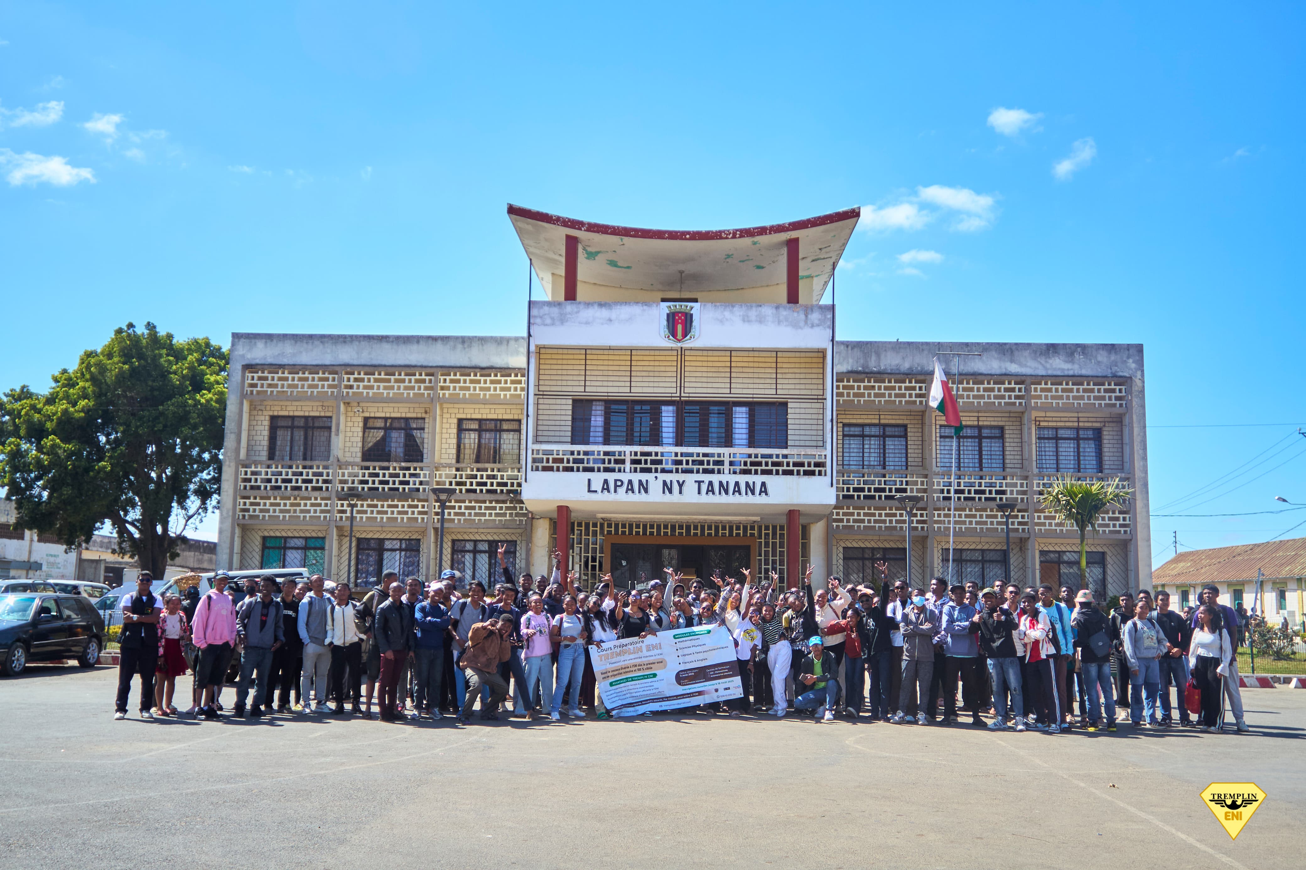 Photo de groupe devant le bâtiment Lapan'ny Tanana
