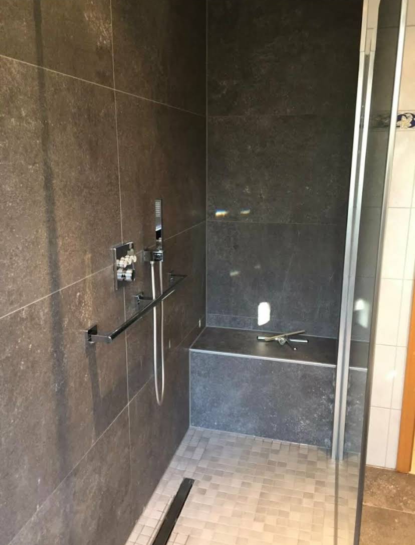Dusche mit Marmor-Optik