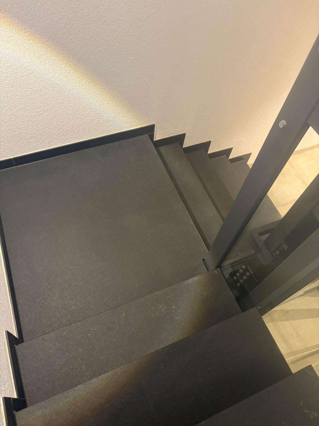 Saubere Treppenstufen nach ARP Fliesenreinigung