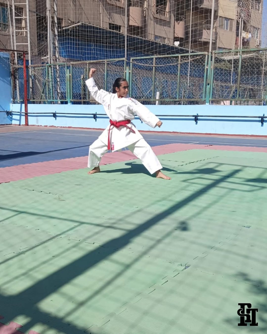 لاعب كاراتيه بحزام أحمر في أكاديمية فرست للرياضة