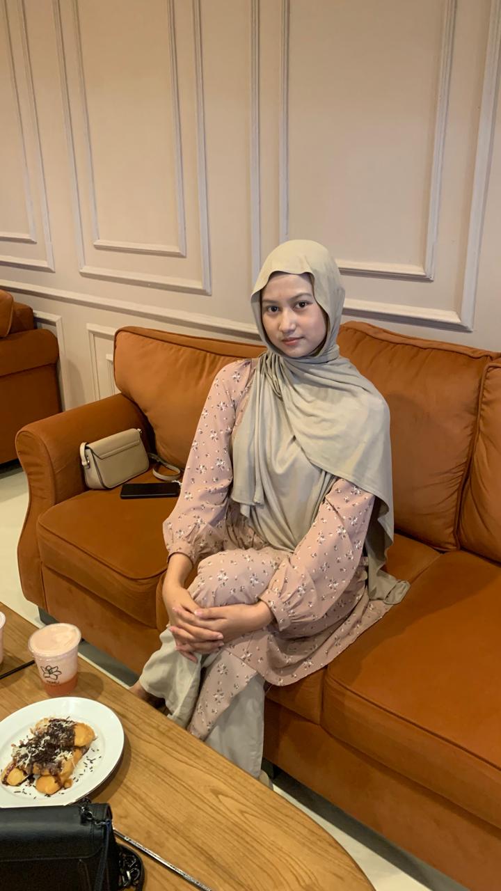 Wanita di sofa