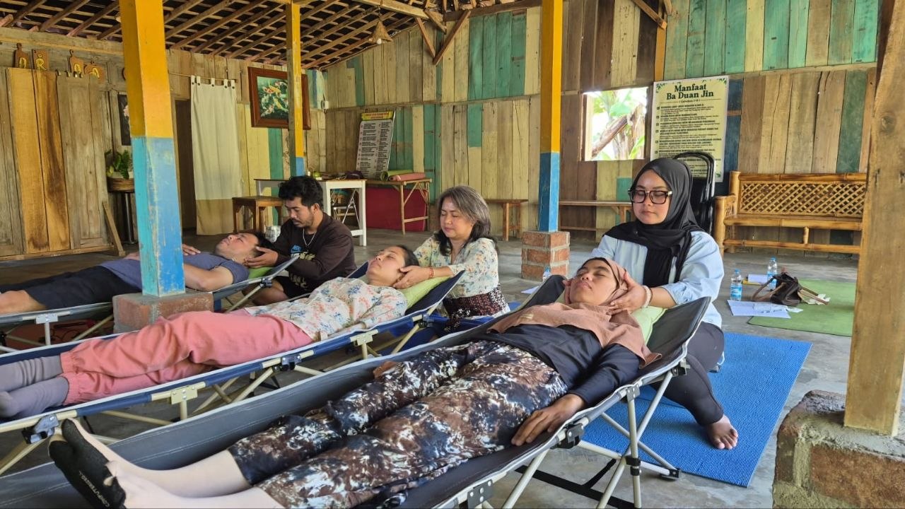 Peserta kelas Access Bars di Malang mengikuti sesi praktik di ruang berdinding kayu dengan pencahayaan hangat