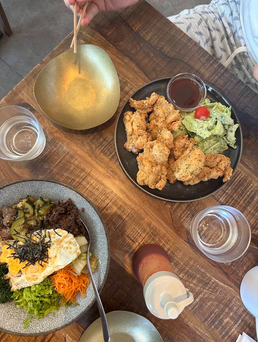 Gedeckter Tisch bei Kimbly mit Salat und Frittiertem