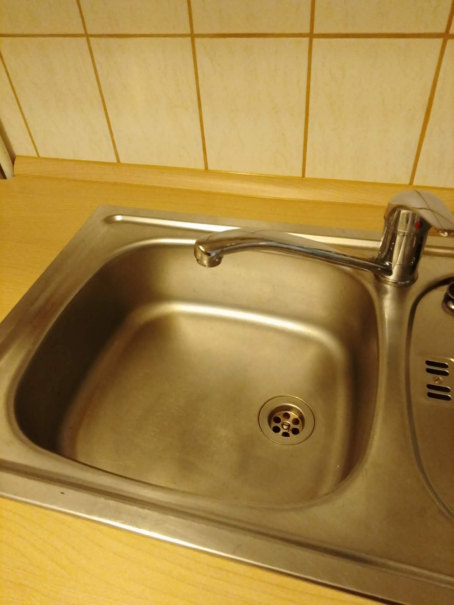 Sauberer Edelstahl-Waschbecken in der Küche