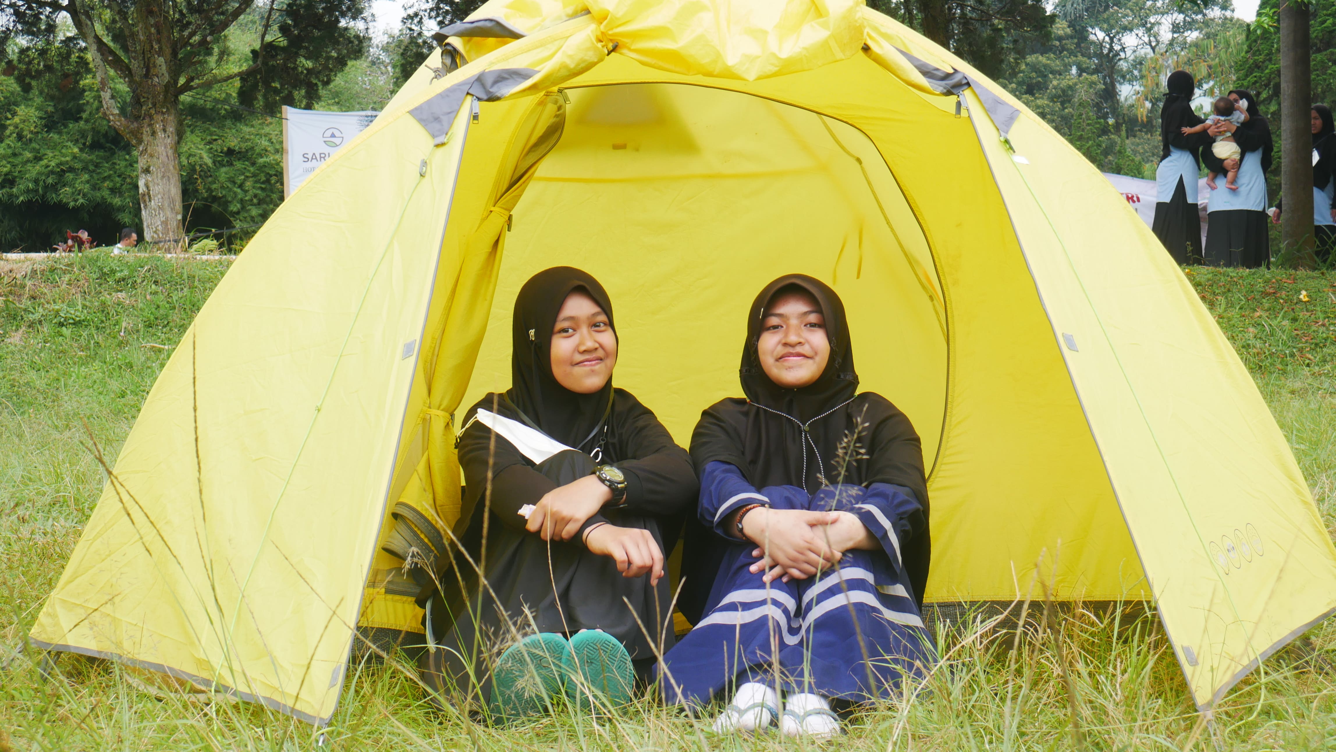 Kegiatan berkemah santri pesantren