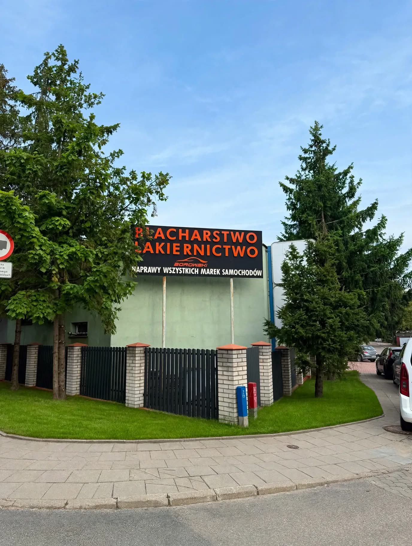 Szyld zakładu BOROWSKI — Blacharstwo · Lakiernictwo