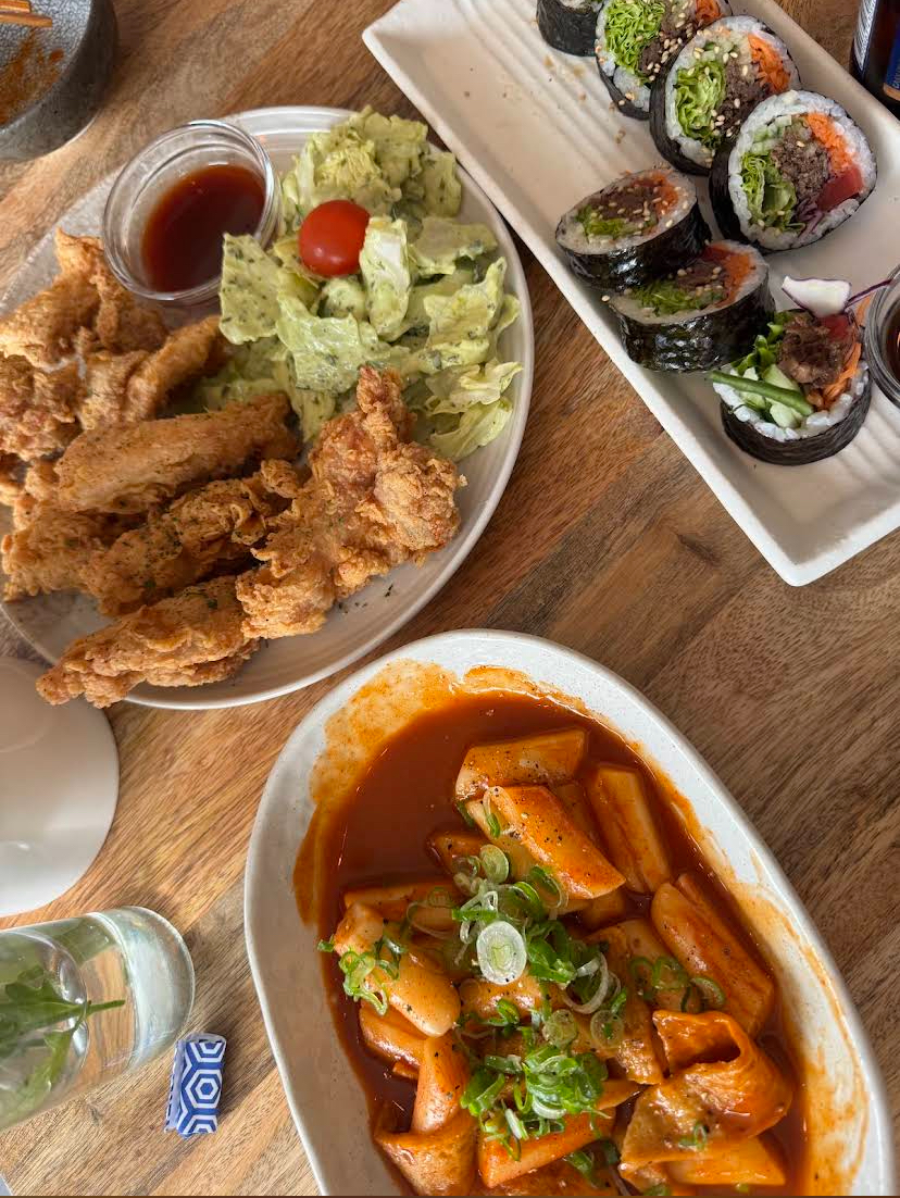 Ein gedeckter Tisch mit verschiedenen koreanischen Gerichten
