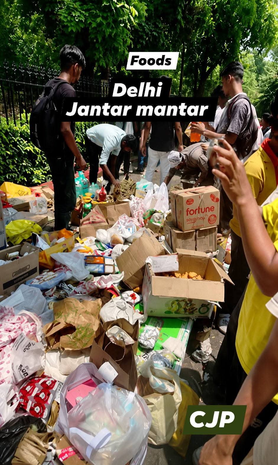 Food distribution at Jantar Mantar