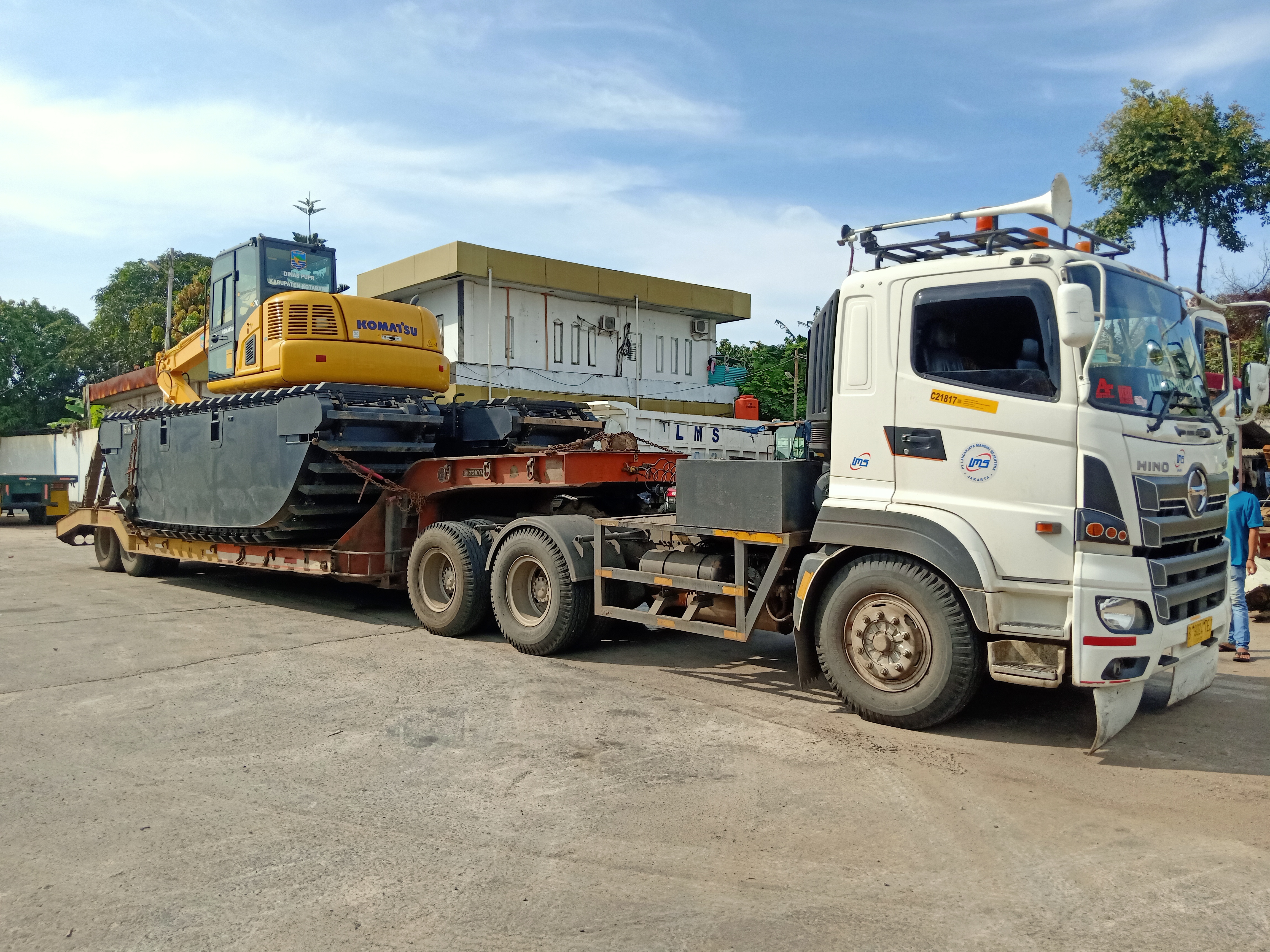 Excavator Hauling JMS