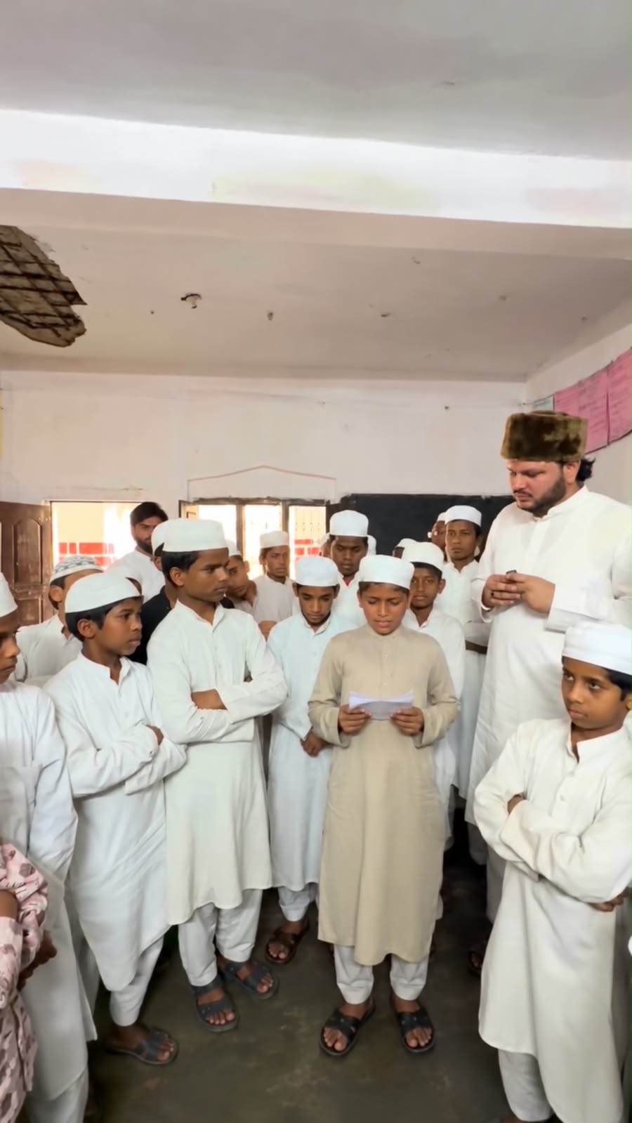 Madarse ke bachche miljulkar dars parh rahe hain