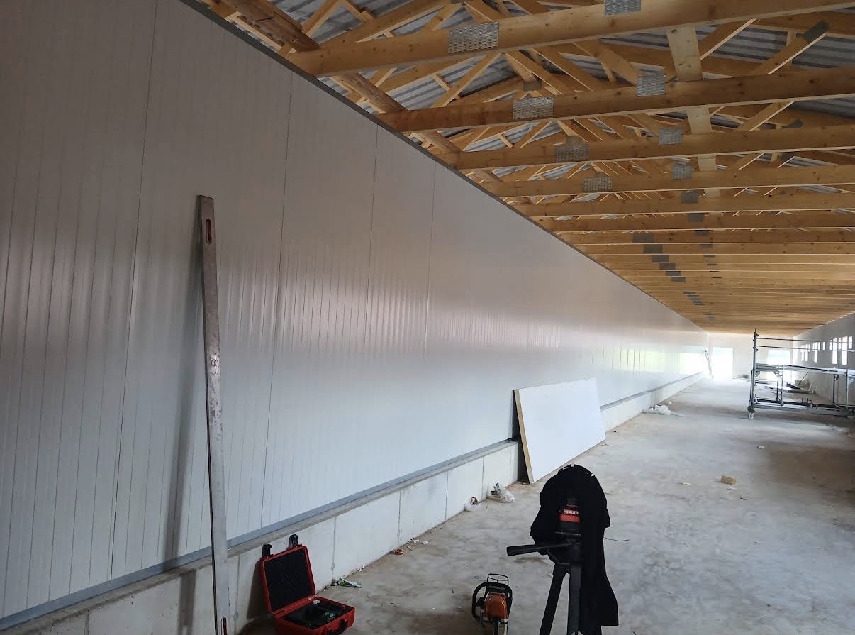 Deckenausbau mit hölzerner Unterkonstruktion und Nivelliergerät