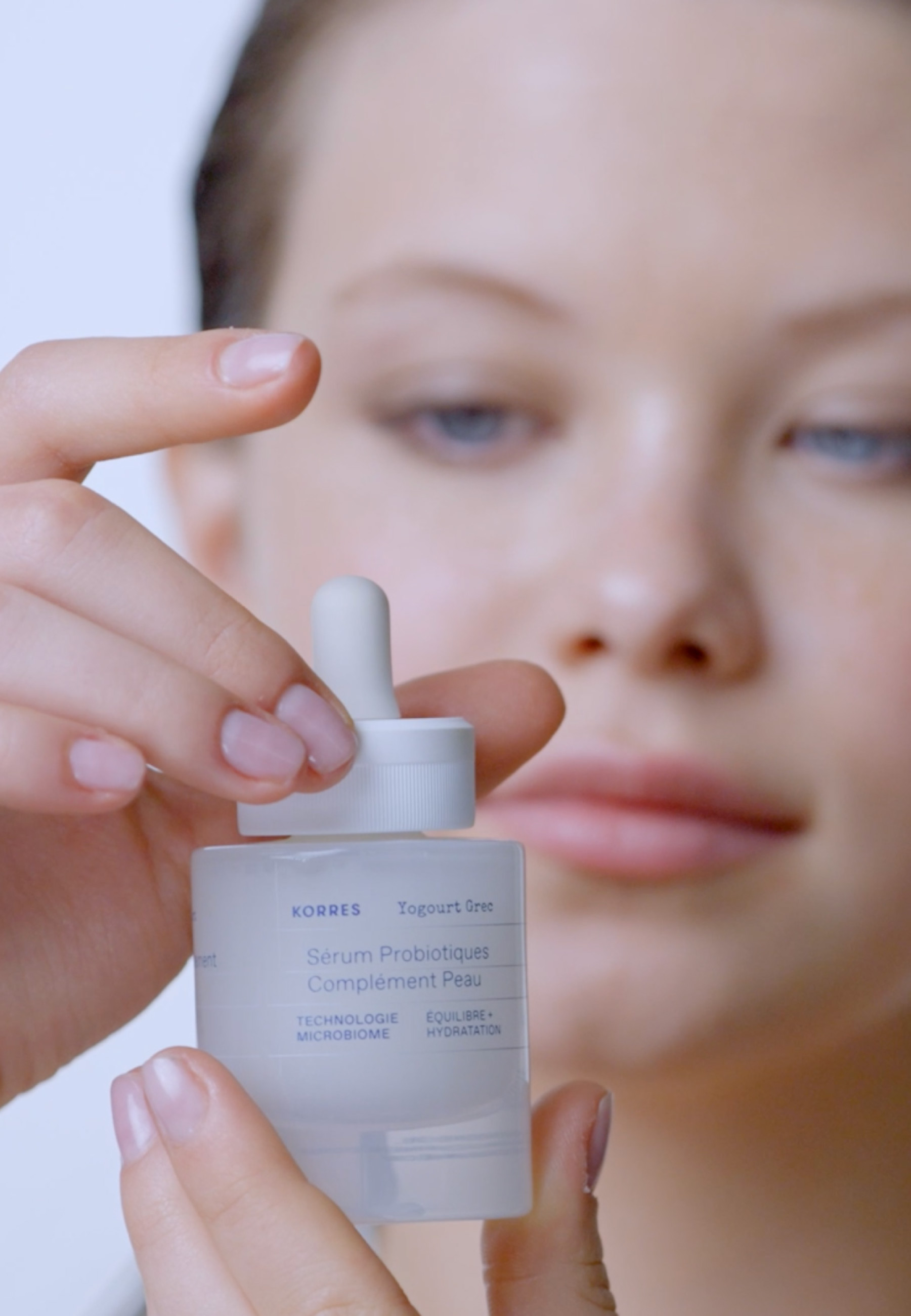 Aplikasi KORRES Probiotic Serum pada Wajah