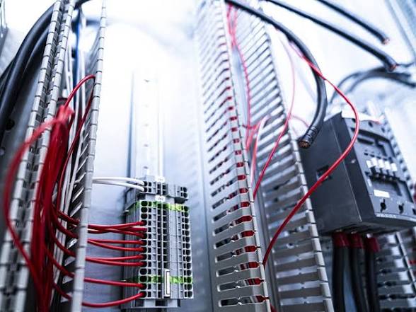 Industrielle Elektrik mit roten Kabeln
