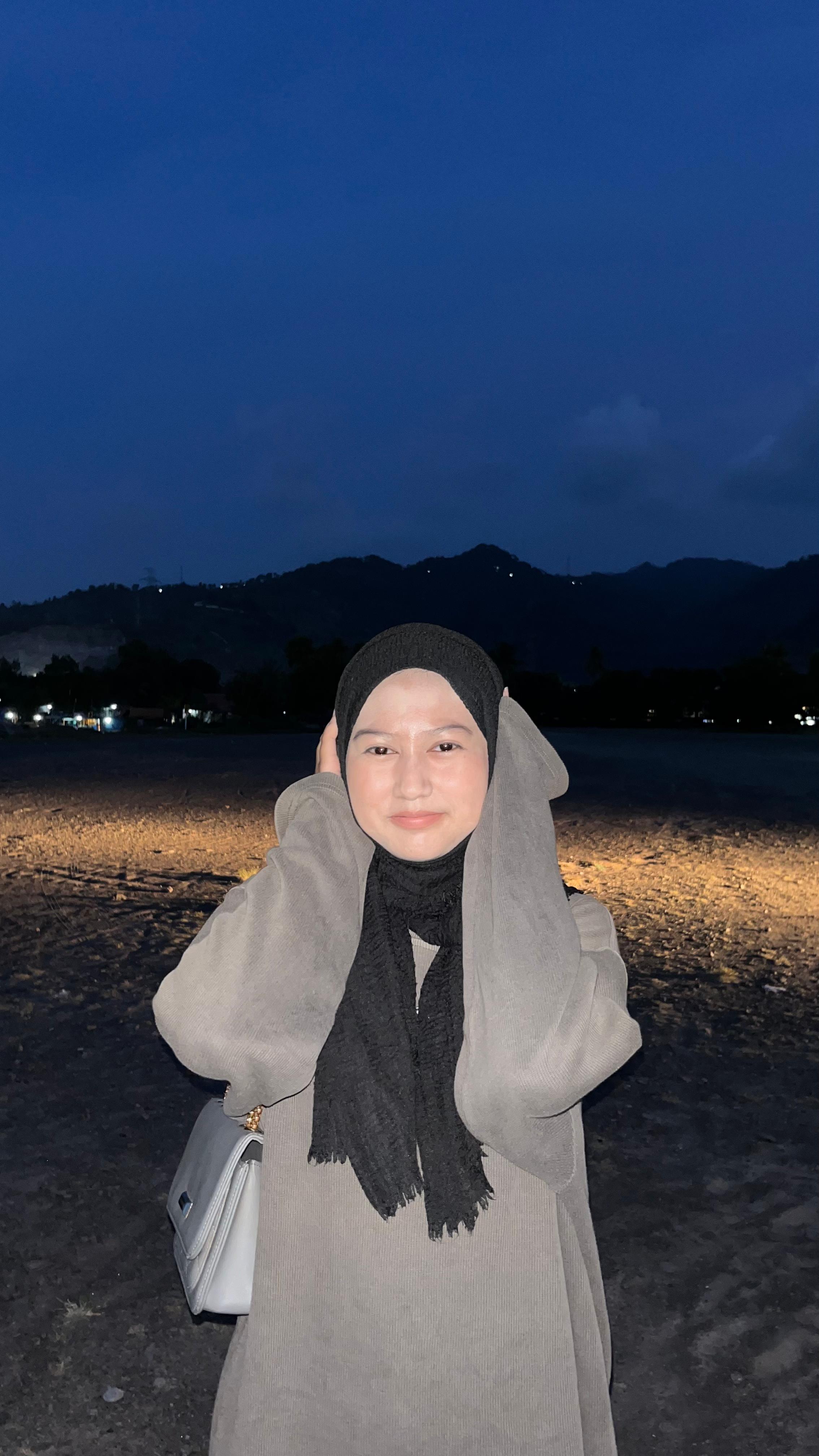 Wanita di luar ruangan malam hari