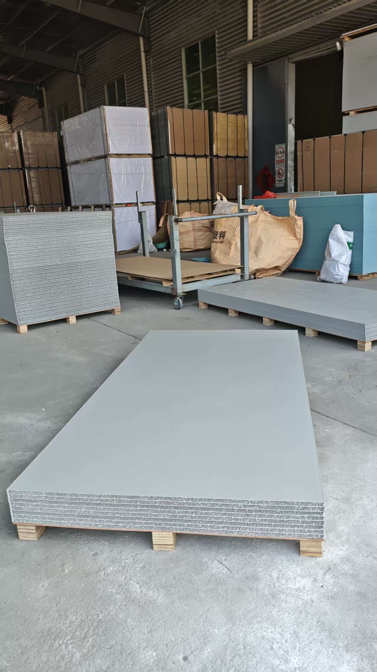 Factory warehouse with hollow plastic formwork panels and packaging materials prepared for export